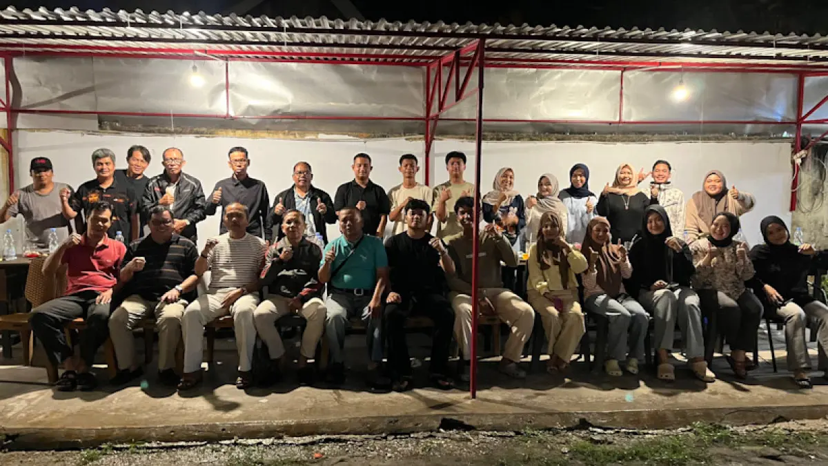 Para pengurus IKBB, Pembina dan Panitia foto bersama usai pembubaran panitia halalbihalal IKBB Pekanbaru di  Kedai Kopi Opera Marpoyan, Sabtu (25/4/2026).   IKBB untuk Riau Pos
