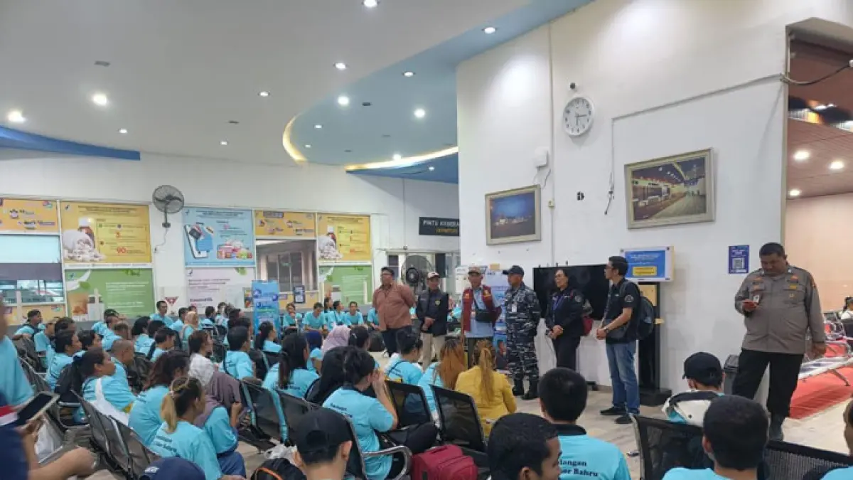 Para PMI yang baru saja dideportasi dari Malaysia tiba dipelabuhan Dumai, Sabtu (25/4/2026). Ft humas BP3MI