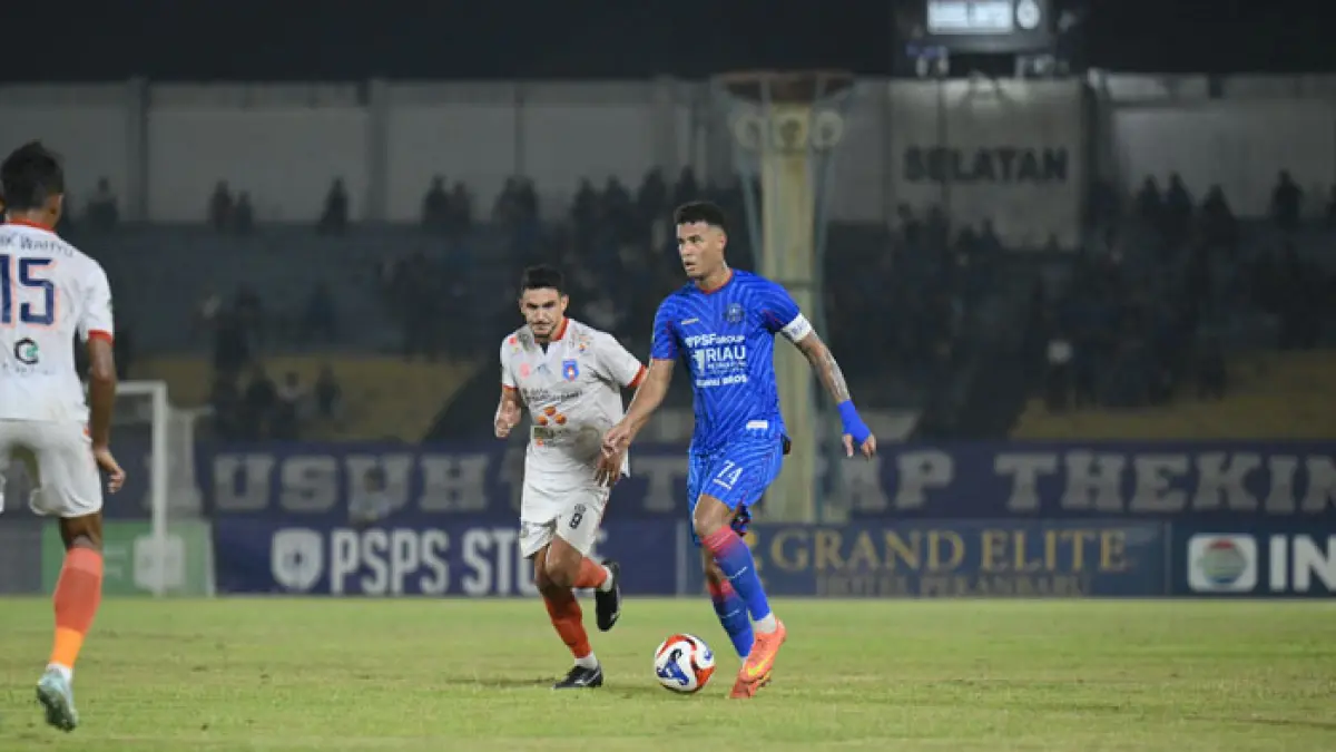 Pemain PSPS Pekanbaru Douglas saat membawa bola dalam laga menghadapi Sumsel United, pada Ahad (26/4/2026) malam, di Stadion Kaharuddin Nasution Rumbai Pekanbaru. (PSPS Pekanbaru untuk Riaupos.co)