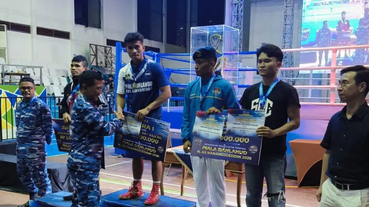 Petinju Kuansing Iman Josua Simorangkir naik podium dan berhasil meraih medali emas setelah menang di partai final Kejuaraan Tinju Danlanud Cup 2026 di Bangka Belitung, Sabtu (25/4/2026). (Pertina Kuansing)