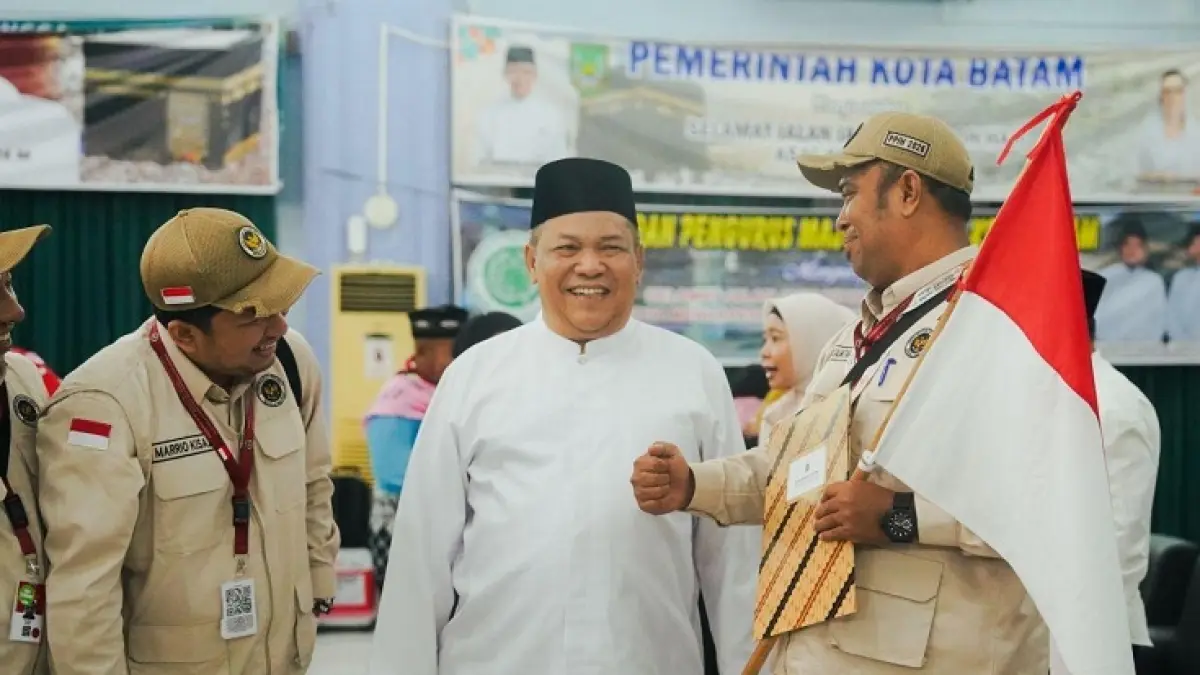 Plt Gubri SF Hariyanto berbincang dengan petugas haji daerah usai melepas JCH di embarkasi Batam, Ahad (26/4/2026). (Biro Adpim)