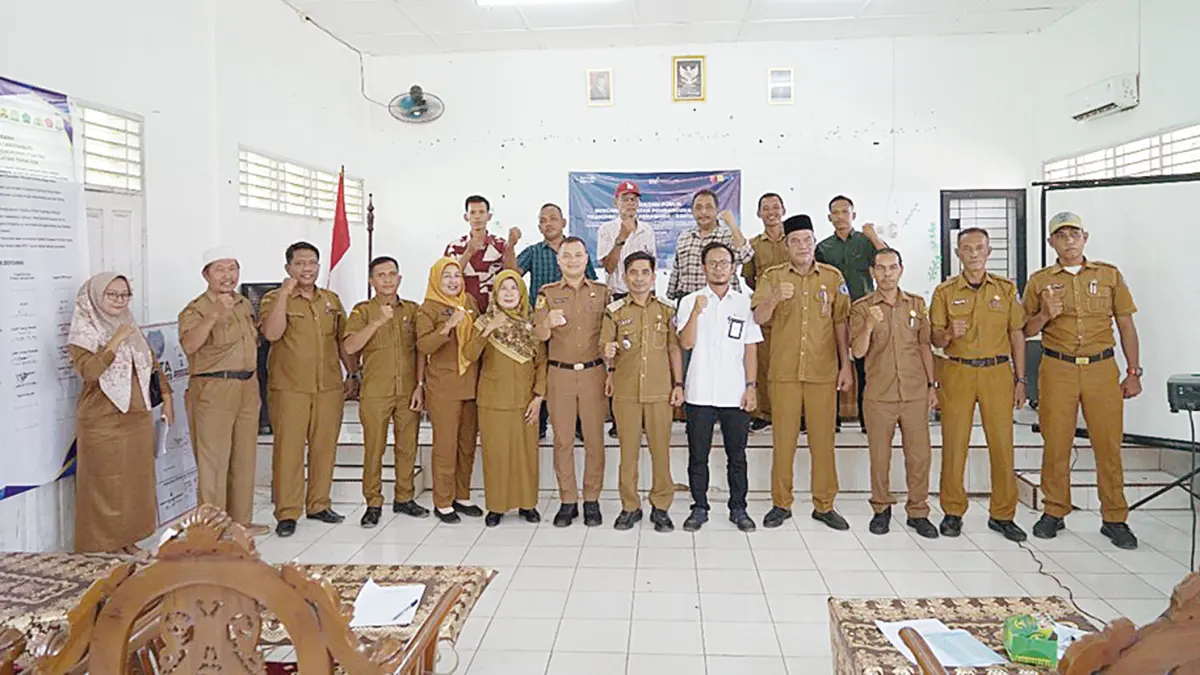 PT PLN (Persero) UIP Sumbagteng foto bersama dengan tiga kecamatan yaitu Kecamatan Bilah Barat, Kecamatan Rantau Selatan dan Kecamatan Rantau Utara.