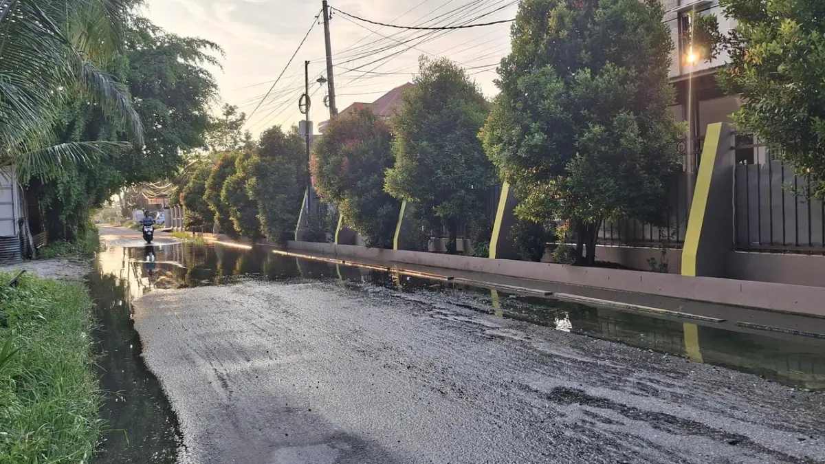 Ruas Jalan Pelita terlihat menghitam akibat genangan banjir yang tak kunjung surut karena saluran drainase yang tidak berfungsi, Sabtu (25/4/2026).  Prapti Dwi Lestari/Riau Pos