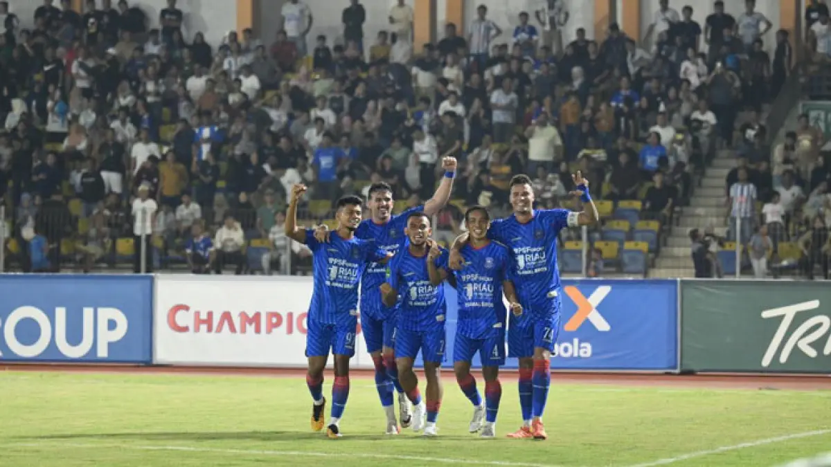 Selebrasi pemain PSPS Pekanbaru usai menundukkan Sumsel United, Ahad (26/4/2026) malam di Stadion Kaharuddin Nasution Rumbai Pekanbaru. (PSPS Pekanbaru untuk Riaupos.co)