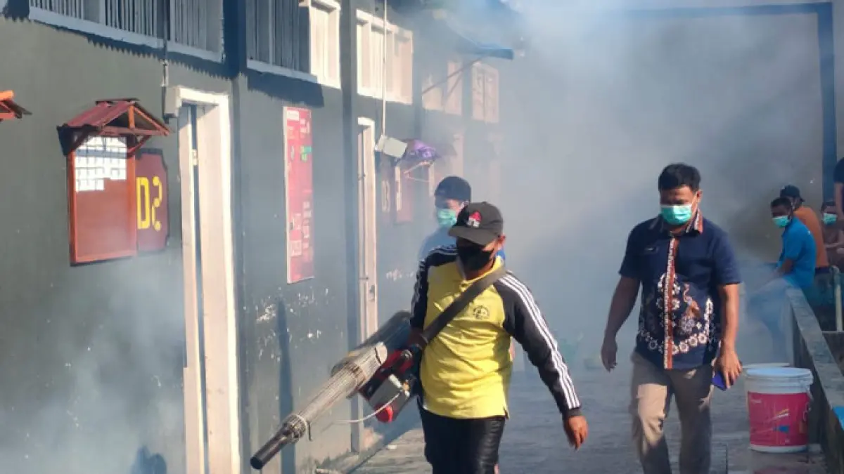 Tim Dinkes Inhu saat melakukan fogging di areal Rutan Kelas IIB Rengat, akhir pekan kemarin. (Dinkes Inhu untuk Riaupos.co)