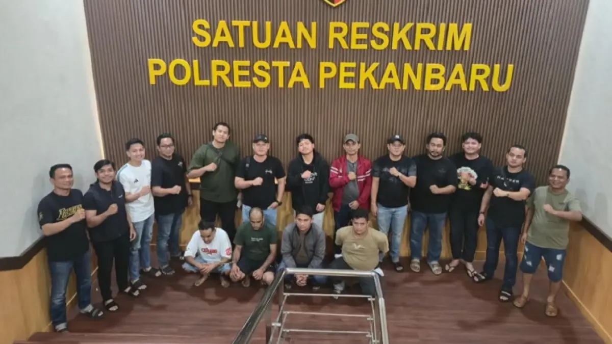 Tim Gabungan Polda Riau dan Polresta Pekanbaru saat menangkap empat orang debt collector yang melalukan pengeroyokan terhadap debitur.  (Polda Riau)