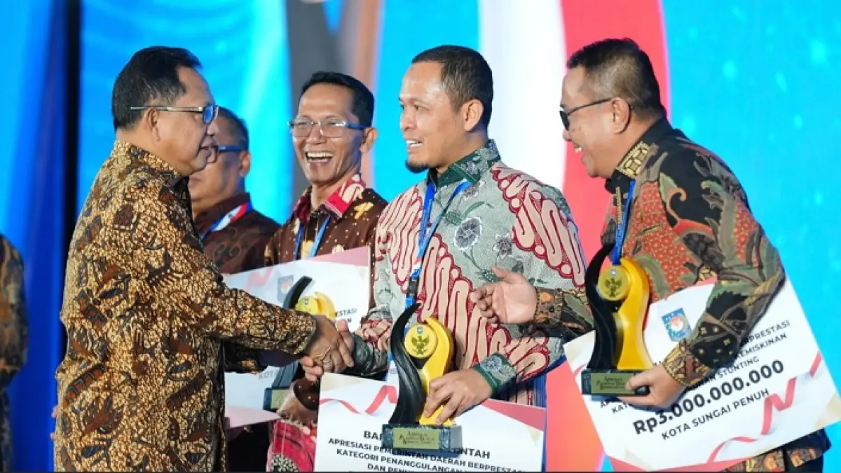 Wali Kota Pekanbaru Agung Nugroho menerima penghargaan dari Menteri Dalam Negeri Tito Karnavian atas prestasi nasional dalam penurunan kemiskinan dan stunting, Jumat (25/4/2026). (ISTIMEWA)