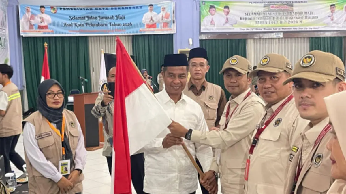 Bupati Kampar Ahmad Yuzar melepas keberangkatan jemaah haji asal Kabupaten Kampar yang tergabung dalam Kloter V Embarkasi Batam di Aula Arafah II Asrama Haji Batam, Senin (27/4/2026) dini hari. (Diskominfo Kampar untuk Riaupos.co)