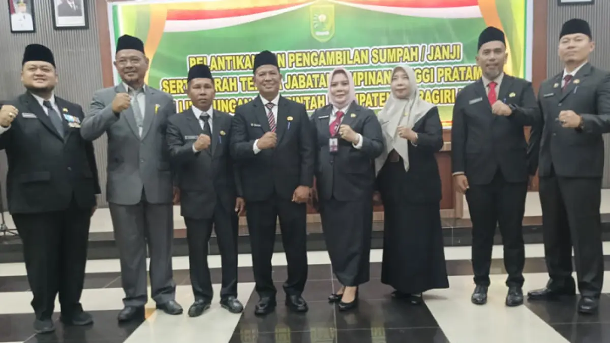 Delapan JPTP di lingkungan Pemerintah Kabupaten Inhu foto bersama usai dilantik dan diambil sumpahnya di Gedung Sejuta Sungkai, Senin (27/4/2026). (Kasmedi/Riaupos.co)