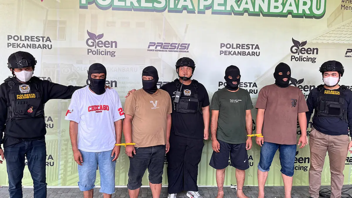 Empat pria yang berprofesi sebagai debt collector (DC) ditangkap atas dugaan melakukan tindak pidana dan dihadirkan dalam ekspose perkara di halaman belakang Mapolresta Pekanbaru, Ahad (26/4/2026). (EVAN GUNANZAR/RIAU POS)