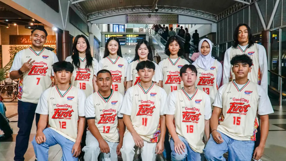First team DBL Riau terpilih untuk bergabung pada Kopi Good Day DBL Camp 2026 di Jakarta foto bersama sebelum berangkat di Bandara Sultan Syarif Kasim II, Pekanbaru, Senin (27/4/2026). (Mhd Akhwan/ Riau Pos)