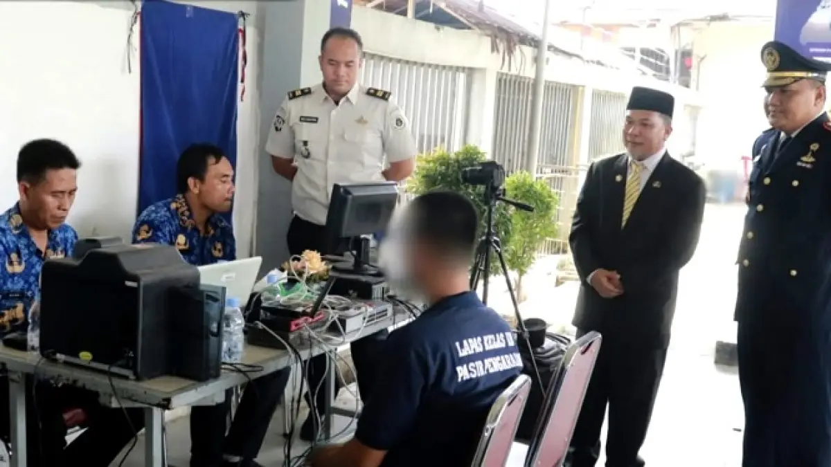 Kadisdukcapil Rohul H Fhatanalia Putra didampingi Kalapas Kelas IIB Pasirpengaraian Efendi Parlindungan Purba menyaksikan warga binaan melakukan perekaman di Lapas Pasirpengaraian, Senin (27/4/2026). (Lapas Kelas II B Pasirpengaraian untuk Riaupos.co)