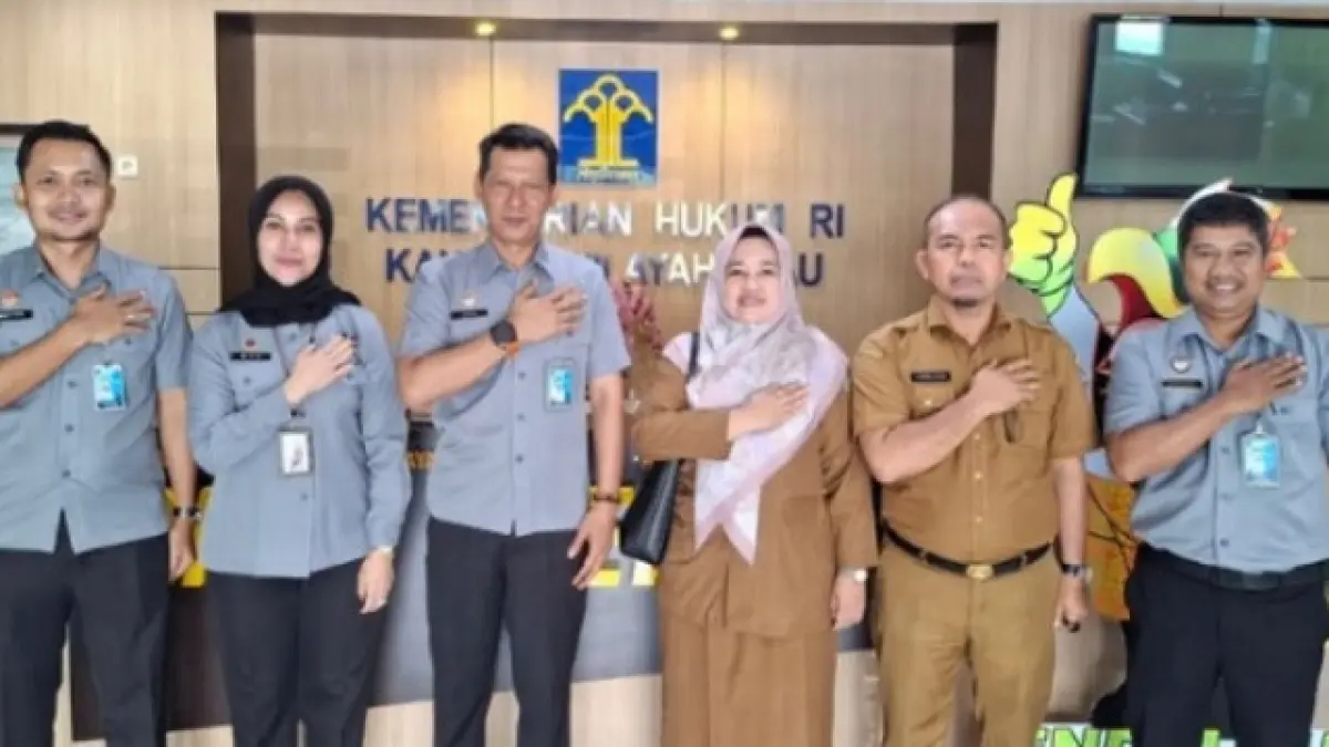 Kadiv Yankum Kemenkum Riau Febri Mujiono berfoto bersama pejabat Bappeda Kampar, Senin (27/4/2026), (Humas Kanwil Kemenkum Riau)