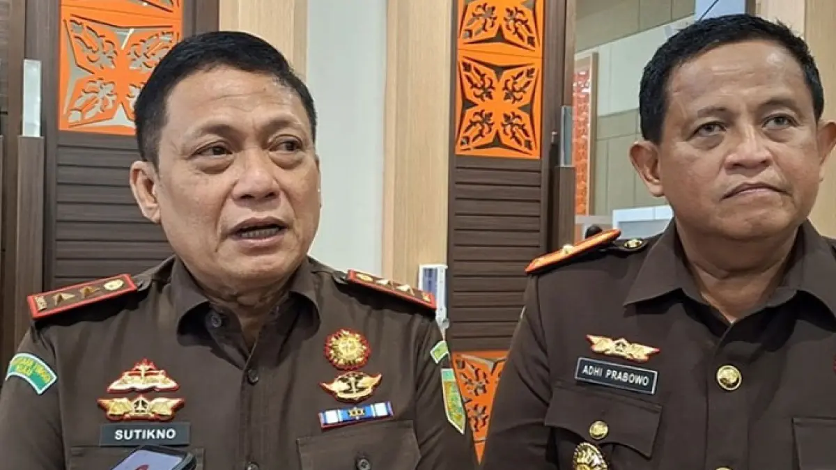 Kajati Riau Sutikno, didampingi Wakajati Riau yang baru Adhi Prabowo menemui awak media usia prosesi pelangikan, Senin (27/4/2026). (Humas Kejati Riau untuk Riaupos.co)