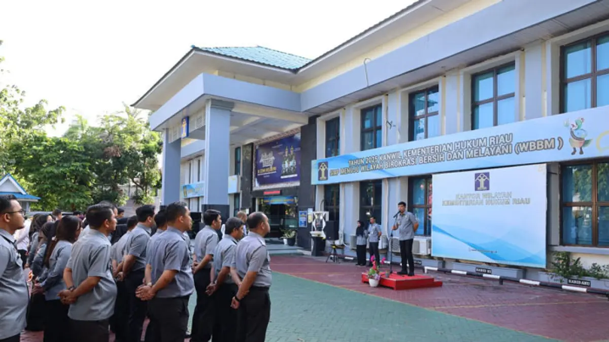 Kakanwil Kemenkum Riau Rudy Hendra Pakpahan memimpin Apel pada Senin (27/4/2026). (Humas Kanwil Kemenkum Riau untuk Riaupos.co)