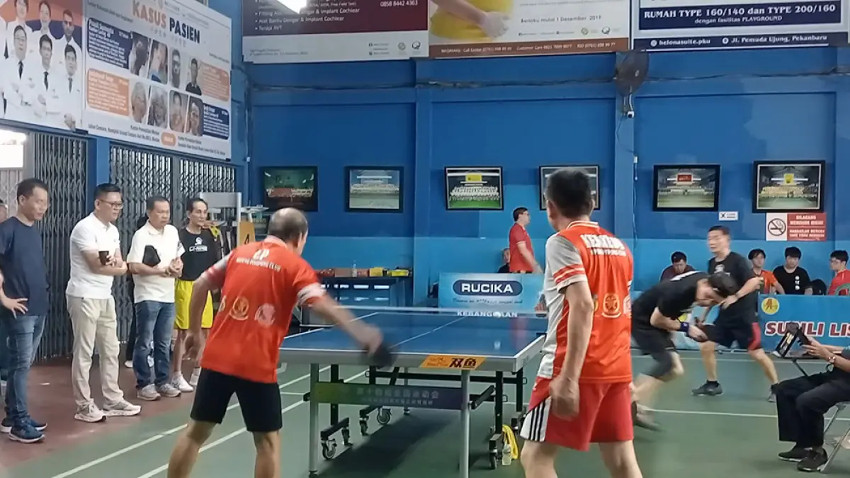 Ketua IKTS Pekanbaru Tohan (dua kiri) menyaksikan  pertandingan turnamen tenis meja IKTS Cup I yang diikuti sejumlah ormas Tionghoa di GOR IKTS Pekanbaru, Ahad (26/4/2026). (PRAPTI DWI LESTARI/RIAU POS)