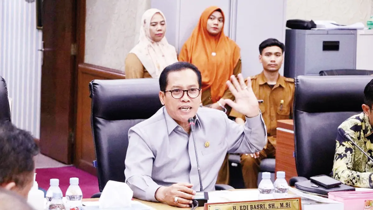 Ketua Komisi III DPRD Riau Edi Basri saat memimpin rapat, baru-baru ini. (DPRD RIAU)