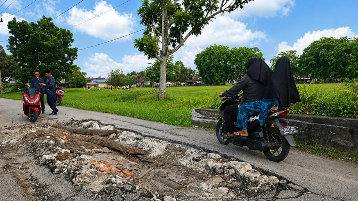 Kondisi Jalan Nelayan, Kelurahan Selatpanjang Kota, Kecamatan Tebing Tinggi, Kabupaten Kepulauan Meranti yang rusak parah, Ahad (26/4/2026). (Wira saputra/riau pos)