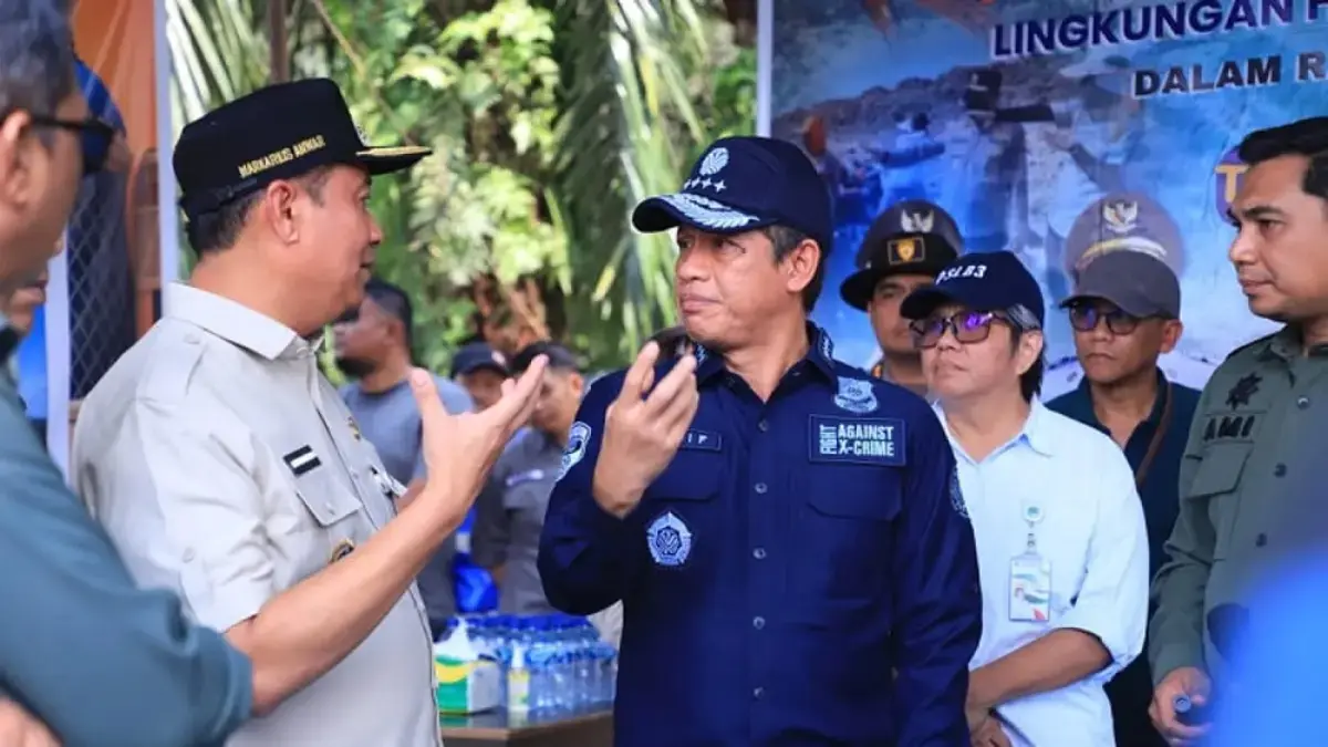 Menteri Lingkungan Hidup RI Hanif Faisol Nurofiq didampingi Wakil Wali Kota Pekanbaru Marka­rius Anwar saat kunjungan ke Tempat Pembuangan Akhir II Muara Fajar, Kecamatan Rumbai Barat, Sabtu (25/4/2026). (Pemko pekanbaru untuk riau pos)

