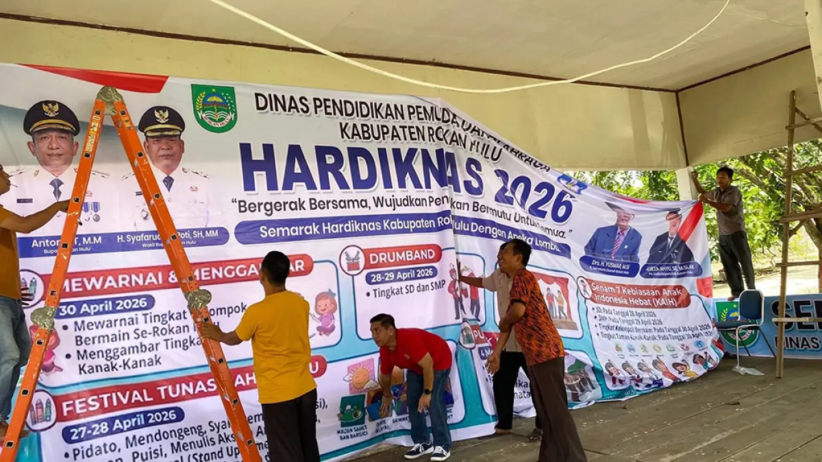 Panitia Semarak Hardiknas Kabupaten Rohul melakukan persiapan memasang spanduk kegiatan dalam rangka memeriahkan peringatan Hardiknas 2026 di Kantor Disdikpora Rohul, Ahad (26/4/2026). (Engki Prima Putra/riau pos)
