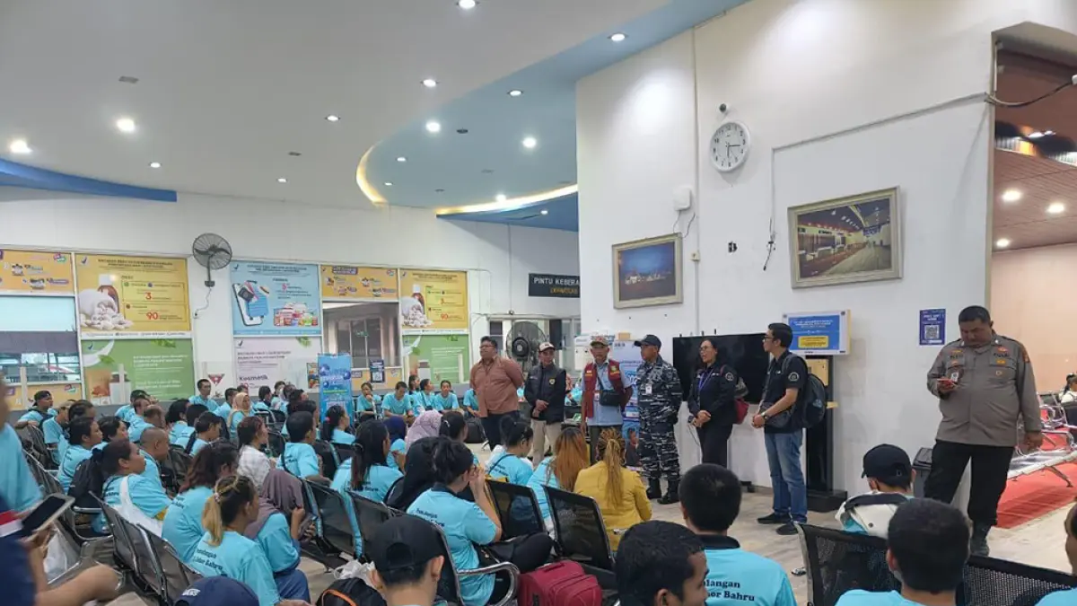Para PMI yang baru saja dideportasi dari Malaysia tiba di Pelabuhan Dumai, Sabtu (25/4/2026). (humas BP3MI Riau untuk riau pos)
