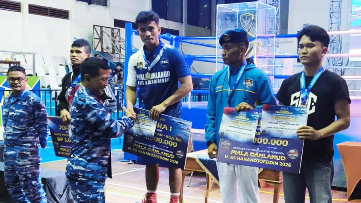 Petinju Kuansing Iman Josua Simo­rangkir saat naik podium dan berhasil meraih medali emas pada Kejuaraan Tinju Danlanud Cup 2026 di Bangka Belitung, Sabtu (25/4/2026). (PARTINA KUANSING UNTUK RIAU POS)