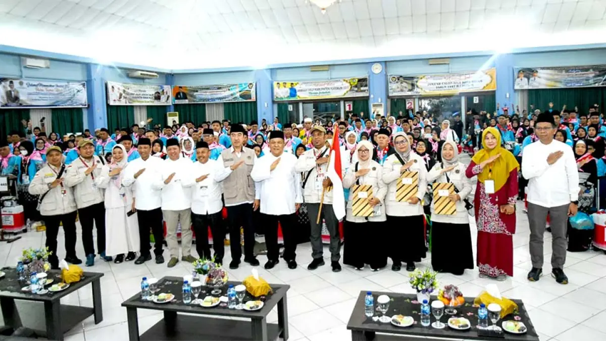Plt Dirut PT Bank Riau Kepri Syariah, Helwin Yunus, turut mendampingi Pelaksana Tugas (Plt) Gubernur Riau, SF Hariyanto, dalam pelepasan Jemaah Calon Haji (JCH) Kloter 4 Embarkasi Batam, Minggu (26/4/2026).