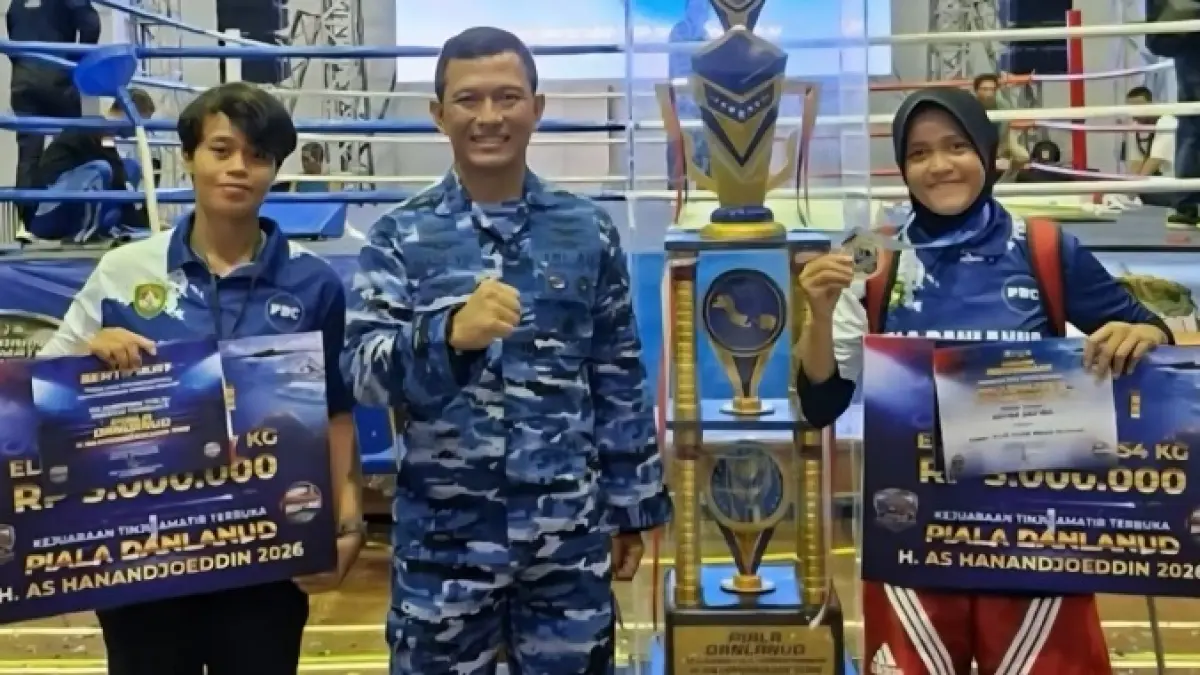 Sayna Safira (kanan) tampil berhijab, berfoto bersama Danlanud H&nbsp;&nbsp;AS Hanandjoeddin (tengah) dan para juara lainnya usai penyerahan penghargaan. (Istimewa)