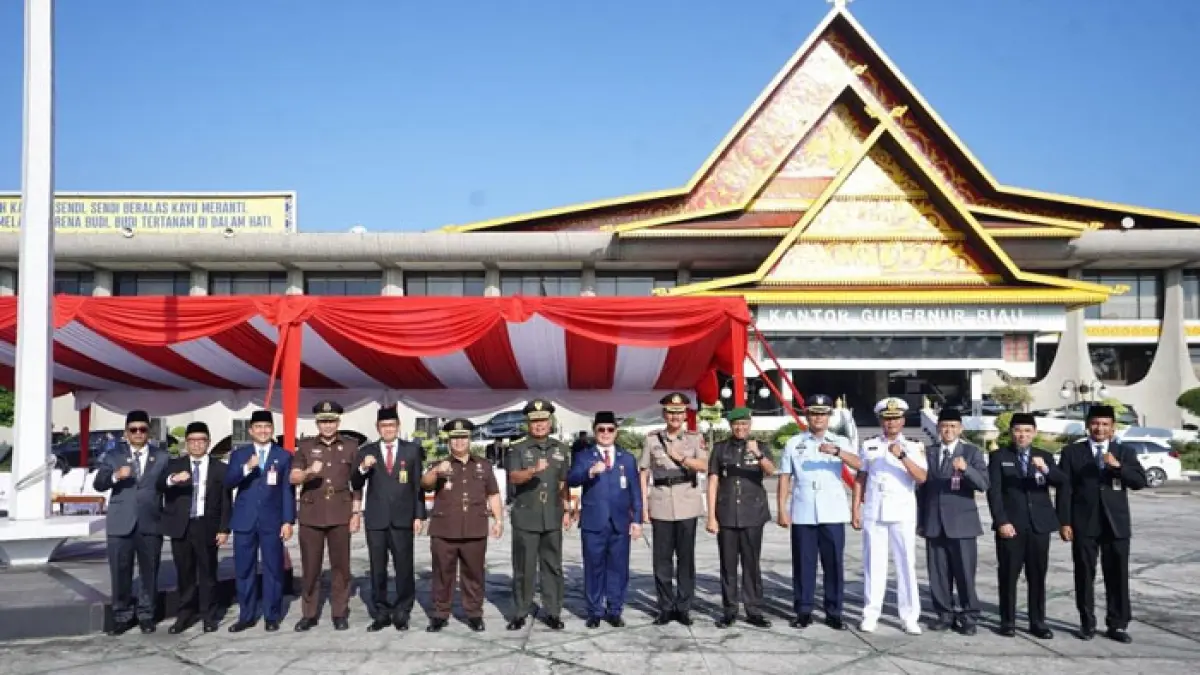 Sekdaprov Riau Syahrial Abdi foto bersama usai peringatan hari otonomi daerah di halaman kantor Gubernur Riau, Senin (27/4/2026). (Diskominfo Riau untuk Riaupos.co)