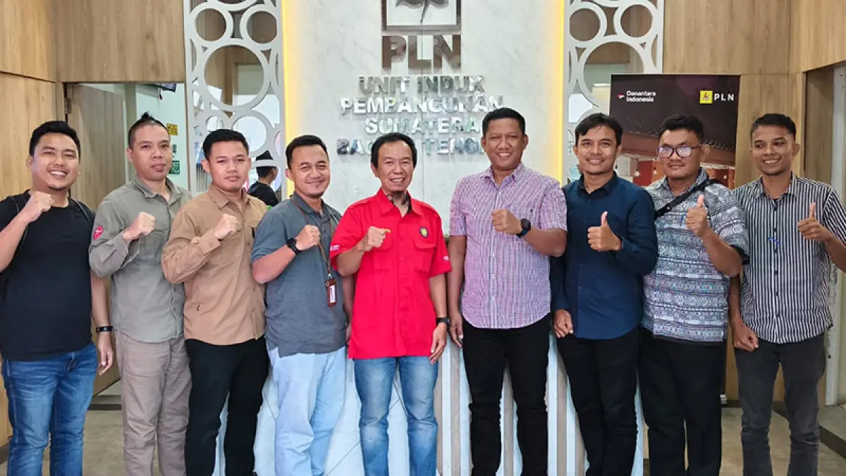 Senior Manager Perizinan, Pertanahan dan Komunikasi PT PLN (Persero) UIP Sumbagteng Osta Melanno (tengah) foto bersama dengan Kadis Perkim Kabupaten Meranti Agustiono.
(PT PLN PERSERO UNTUK RIAU POS)