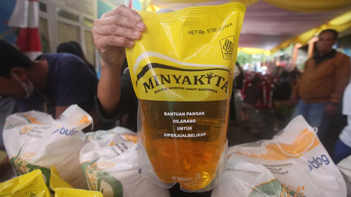 Seorang pedagang saat menunjukkan minyak goreng kemasan di Jakarta, belum lama ini. (JPG)