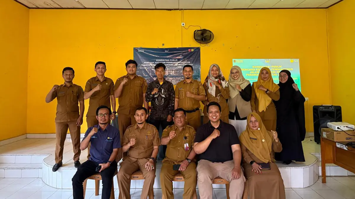 Tim PT PLN (Persero) Unit Induk Pembangunan Sumatera Bagian Tengah (UIP Sumbagteng) foto bersama usai melakukan pertemuan dengan masyarakat Rohul. (PT PLN PERSERO UNTUK RIAU POS)