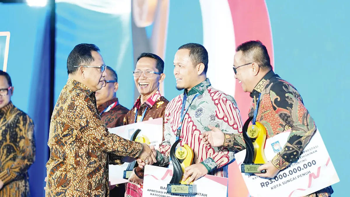 Wali Kota Pekanbaru Agung Nugroho menerima penghargaan dari Menteri Dalam Negeri Tito Karnavian atas prestasi nasional dalam penurunan kemiskinan dan stunting pada Forum Akselerator Negeri yang digelar di Palembang, Sabtu (25/4/2026). (PEMKO PEKANBARU)
