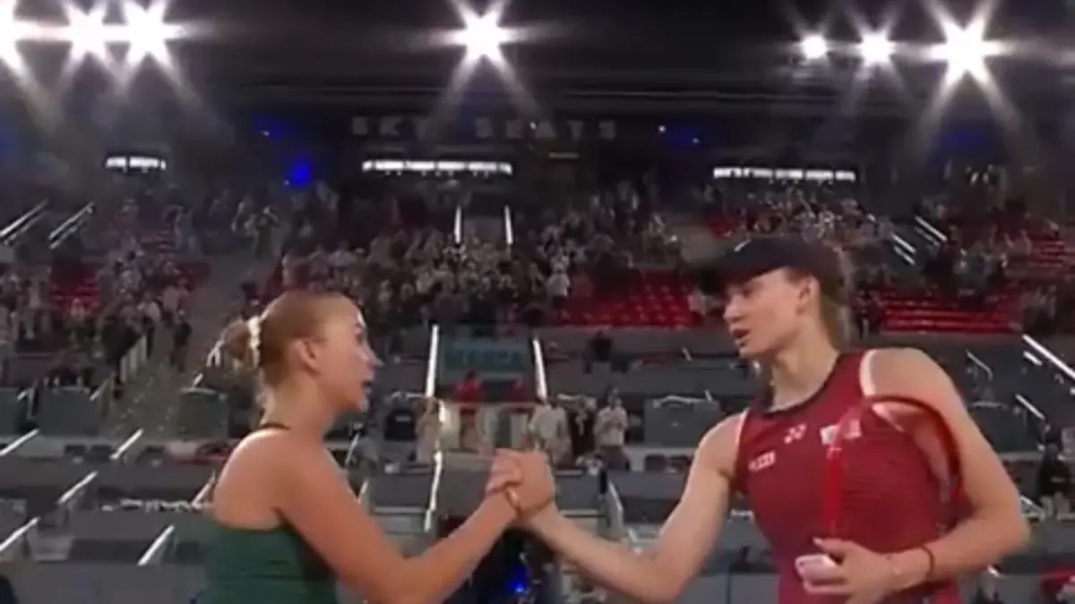 Anastasia Potapova (kiri) berhasil mengalahkan petenis nomor 2 dunia Elena Rybakina di ajang Mutua Madrid Open 2026 WTA 1000, di Madrid, Spanyol, Senin (27/4/2026) malam WIB.(X/@WTA)