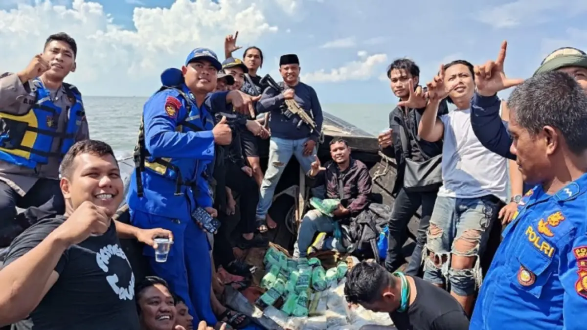 Aparat Kepolisian Kepulauan Meranti usai menggagalkan penyeludupan 27 kilogram sabu yang diamankan dari dua kurir yang ditangkap di perairan Selat Akar, Kepulauan Meranti, Senin (27/4/2026) pagi.(Istimewa)