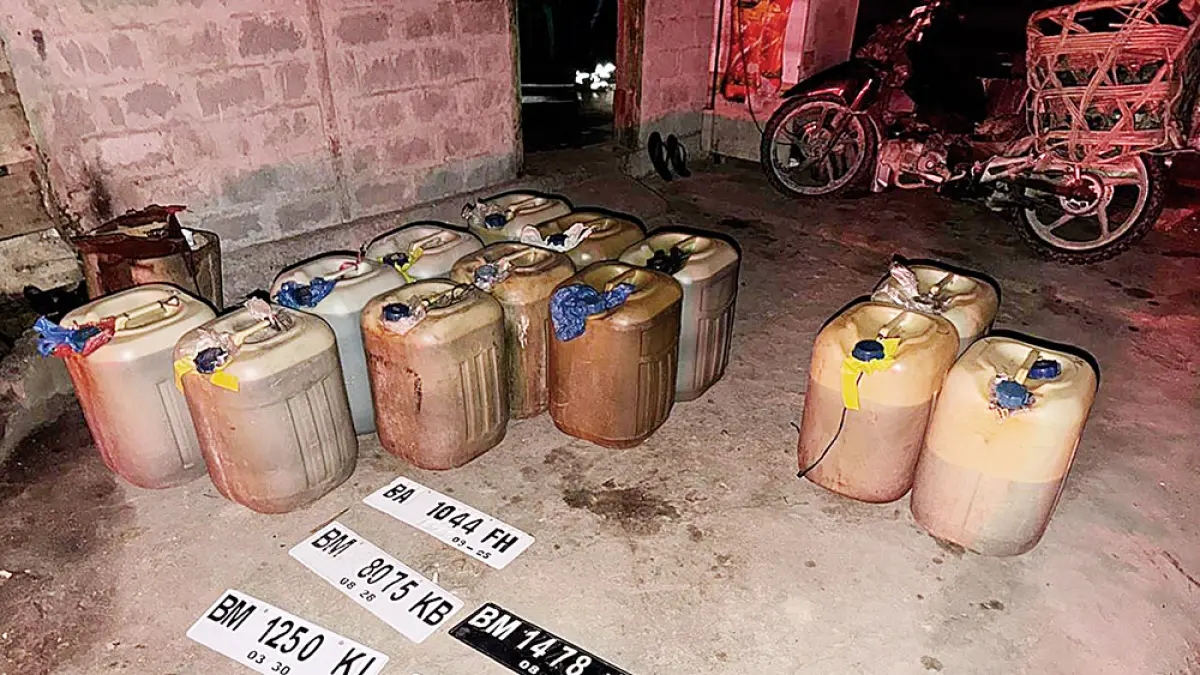 Barang bukti BBM bersubsidi yang diseludupkan di salah satu rumah tersangka di Muara Lembu Kecamatan Singingi, belum lama ini. (Polres Kuansing untuk riau pos)