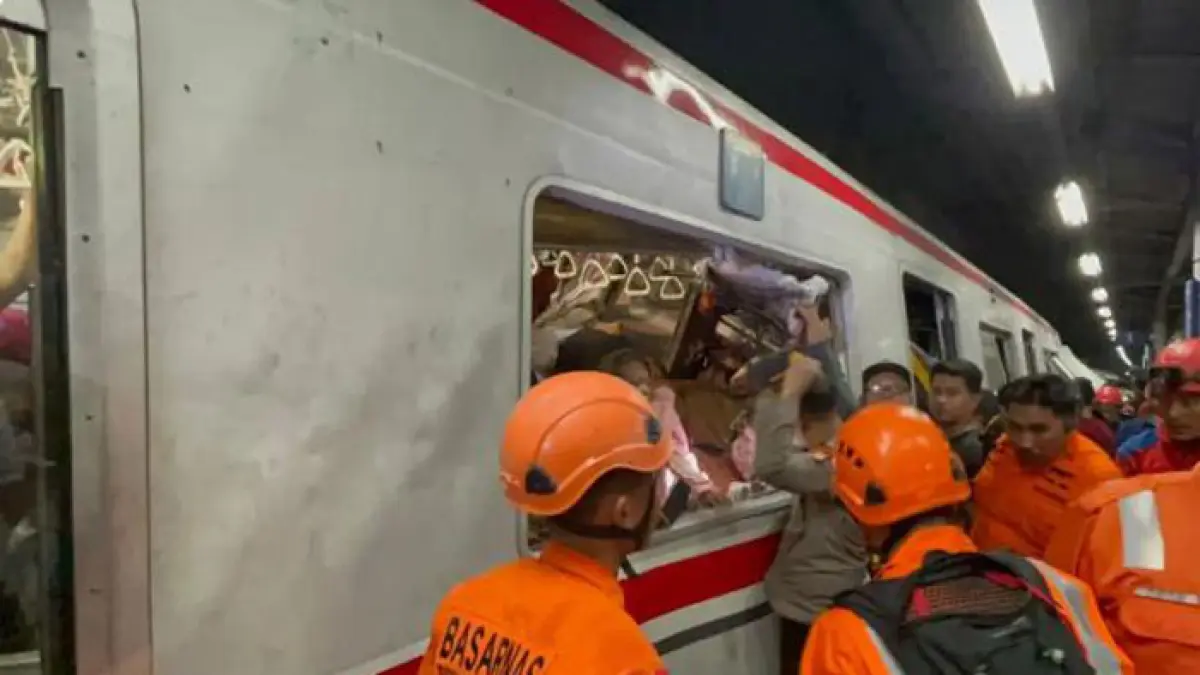 Basarnas melakukan evakuasi korban kecelakaan KA Argo Bromo Anggrek dan KRL di Stasiun Bekasi TImur. Proses evakuasi berjalan cukup lama dan hati-hati. (Basarnas)