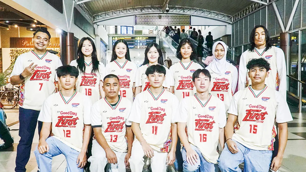 First team DBL Riau Kopi Good Day DBL Camp 2026 foto bersama di Bandara SSK II, Pekanbaru, Senin (27/4/2026). (MHD AKHWAN/RIAUPOS)