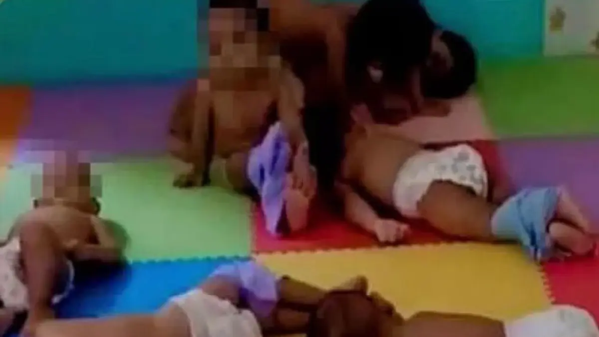 Foto yang viral di medsos , bayi diikat kakinya di tempat penitipan anak Daycare Little Aresha Sorosutan Yogyakarta. (Instagram)