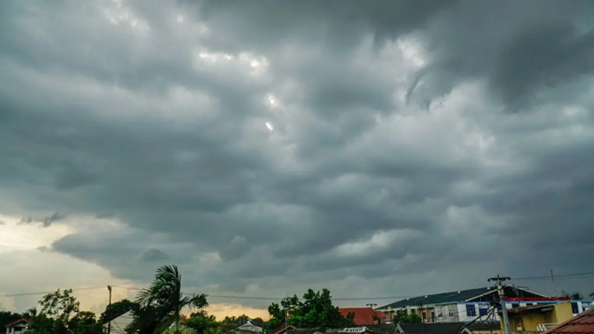 Gumpalan awan hitam berpotensi hujan menyelimuti Kota Pekanbaru, pada Senin (27/4/2026) sore. (Mhd Akhwan/Riaupos.co)