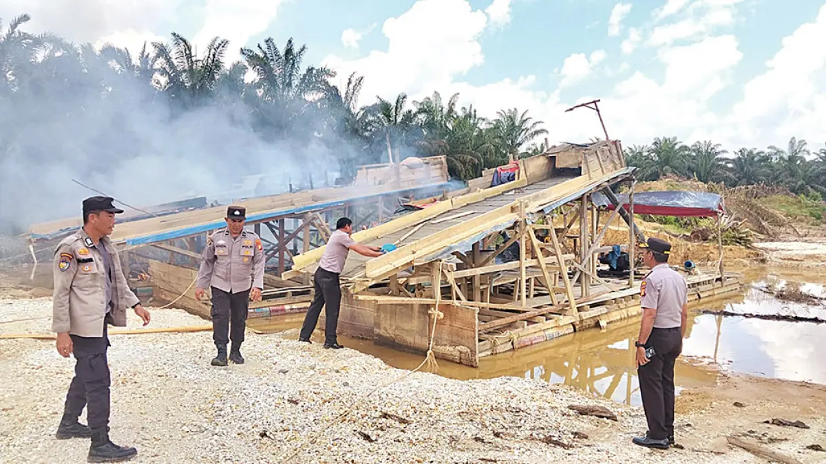  Jajaran Polsek Kampar Kiri menindak aktivitas PETI di sekitar Sungai Singingi, Desa Lipat Kain Selatan, Kecamatan Kampar Kiri, Kabupaten Kampar, Senin (27/4/2026). (Humas polres untuk Riau pos)
