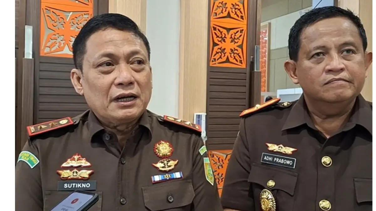 Kajati Riau Sutikno didampingi Wakajati Riau yang baru Adhi Prabowo (kanan) menemui awak media usai prosesi pelantikan, Senin (27/4/2026). (Humas Kejati Riau)