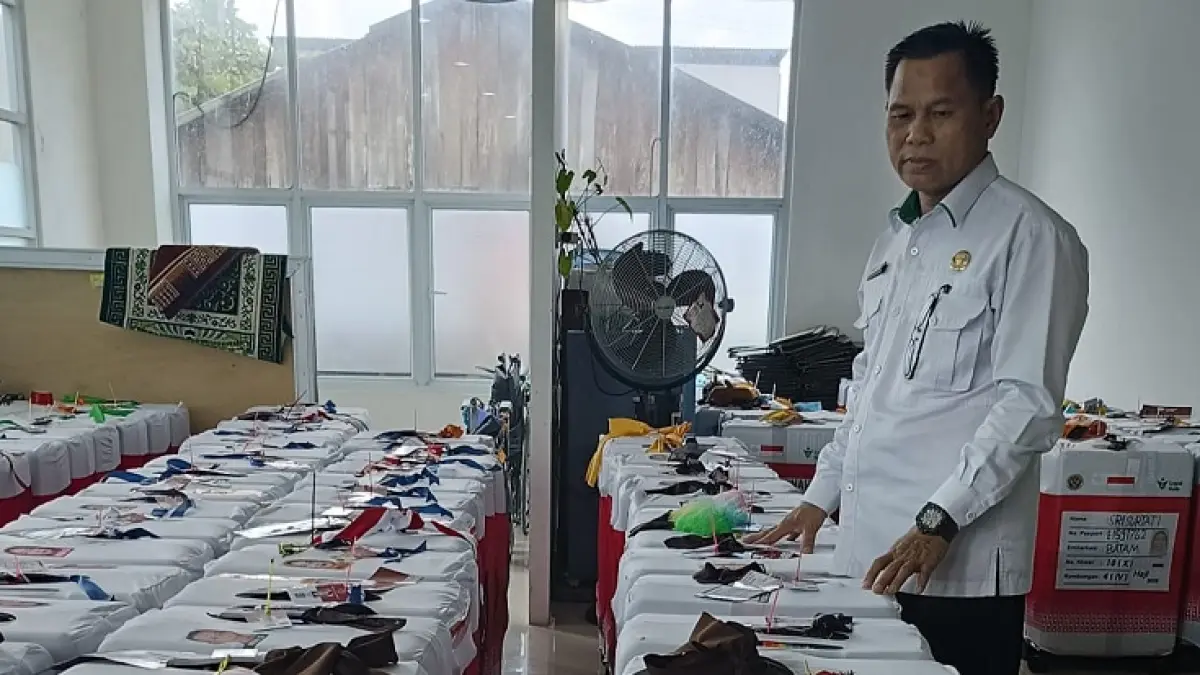 Kakan Kemenhaj Kabupaten Inhu, H Abdul Razak saat mengecek koper yang sudah diantar jemaah, Selasa (28/4/2026). (Raja Kasmedi/Riaupos.co)