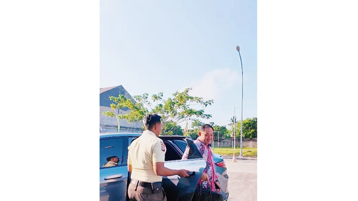 Karyawan PT PLN (Persero) Unit Induk Pem­bangunan Sumatera Bagian Te­ngah (UIP Sumbagteng)  turun dari kendaraan listriknya. Peng­gu­naan kendaraan listrik sebagai upa­ya PT PLN mengurangi keter­gan­tungan pada bahan bakar fosil. (pt pln (persero))