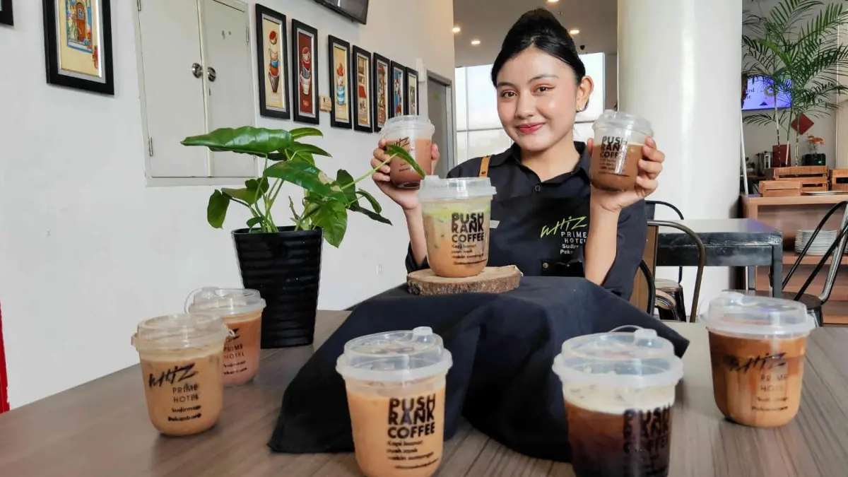 Karyawan Whiz Prime Hotel Pekanbaru memperlihatkan kopi yang di-launching di Whiz Prime Hotel Pekanbaru, Selasa (28/4/2026). EVAN GUNANZAR/RIAUPOS.CO
