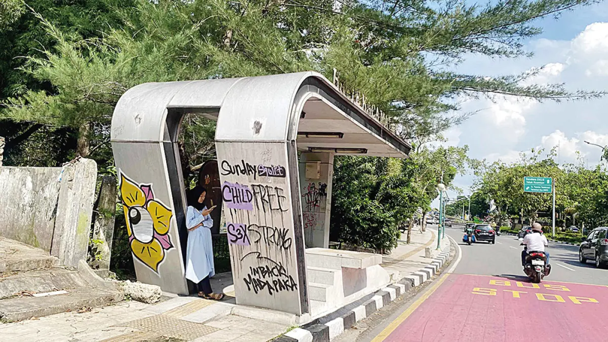 Kondisi halte bus TMP yang dipenuhi coretan di Jalan Jenderal Sudirman, Pekanbaru, Senin (27/4/2026). (EVAN GUNANZAR)