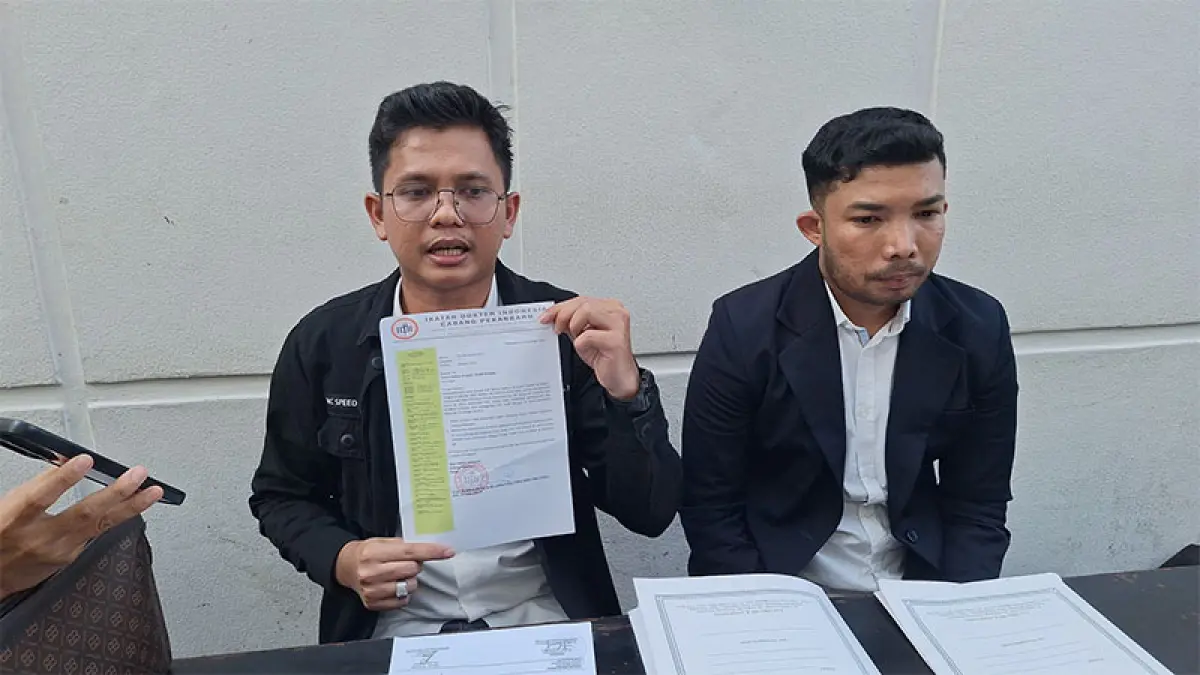 Kuasa Hukum Korban, Mark Antoni saat menunjukan surat keterangan bahwa tersangka bukan merupakan seorang dokter, Selasa (28/4/2026). ISTIMEWA
