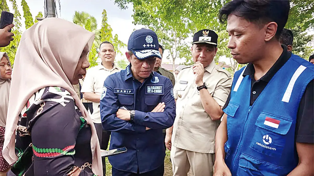 Menteri Lingkungan Hidup Hanif Faisol  mendengarkan penjelasan petugas waste station RTH Tunjuk Ajar Integritas, Sabtu (25/4/2026). (pemko pekanbaru)
