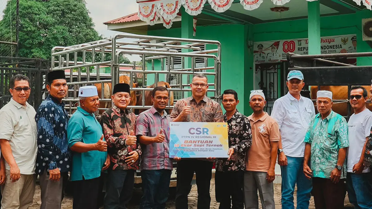 Operation Head PTPN IV Regional III Sori Pardomuan Ritonga foto bersama usai menyerahkan bantuan 18 ekor sapi, beberapa waktu lalu. (Humas PTPN IV Regional III)