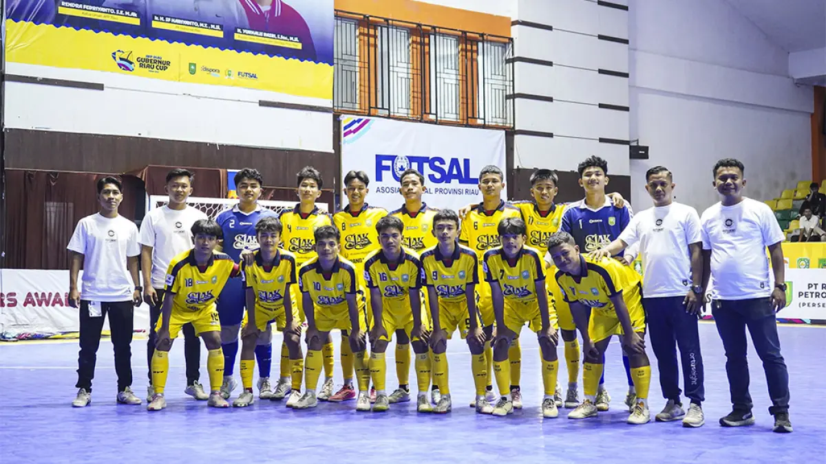 Pemain, pelatih dan ofisial Siak foto bersama sebelum bertanding melawan Kepulauan Meranti dalam laga semifinal  Kejuaraan Daerah Futsal Piala Gubernur Riau 2026 di GOR Tribuana Pekanbaru, Senin (27/4/2026). (AFP RIAU UNTUK RIAU POS)